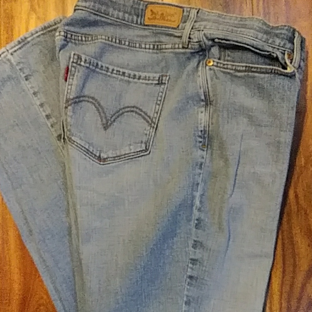 Woman Levis - Picture 2 of 2